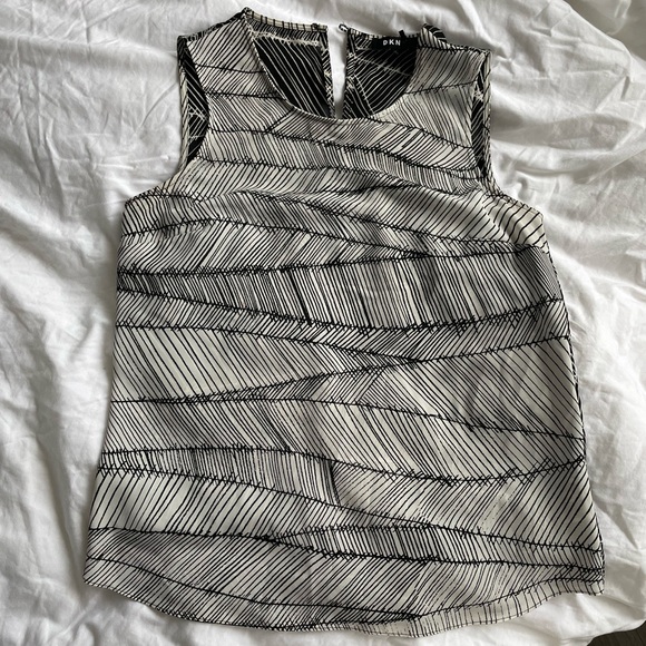 EUC Women’s DKNY printed blouse - Sz M - Picture 1 of 4